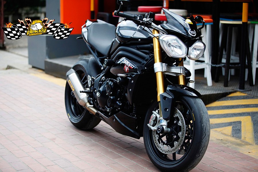   Triumph Speed Triple là mẫu nakedbike phong cách Roadster mạnh mẽ và độc đáo. Dòng xe này khá là được ưa chuộng bởi các dân chơi tại Châu Âu , và khu vực Châu Á cũng không ngoại lệ.