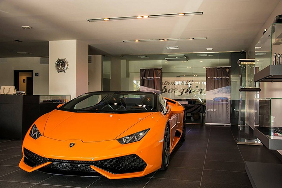 Chiếc  Lamborghini Huracan Spyder màu cam "hàng độc" vừa được đưa tới showroom tại Madrid, Tây Ban Nha để trưng bày cho những khách hàng tiềm năng và các fan của Lamborghini tại Đức.