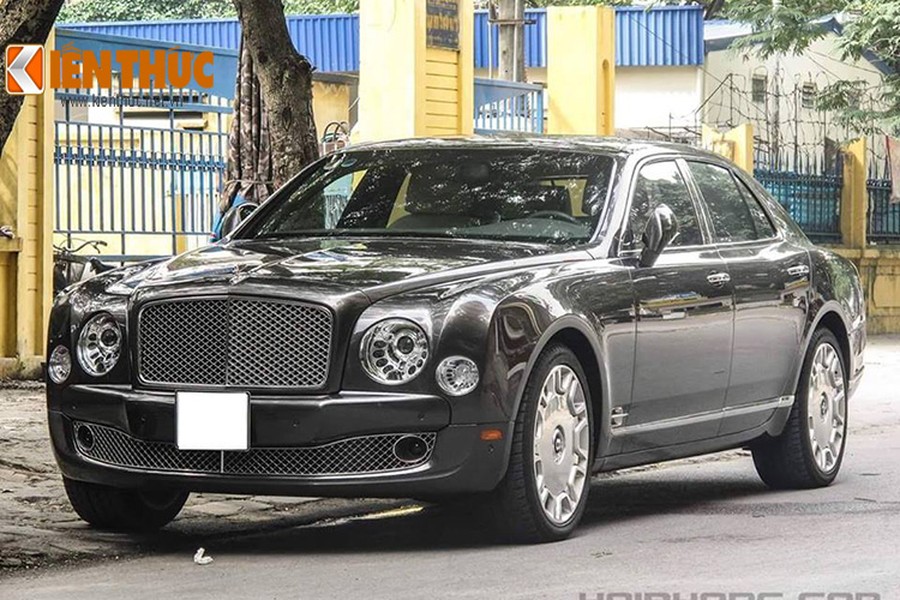 Chiếc  Bentley Mulsanne tại Hải Phòng là xế sang thương hiệu Anh quốc, nó được sinh ra để cạnh tranh trực tiếp với người đồng hương Rolls-Royce Ghost bởi nó cùng mang thiết kế cổ điển, sang trọng nhưng vẫn mạnh mẽ ở các đường cong cơ bắp và đuôi xe.