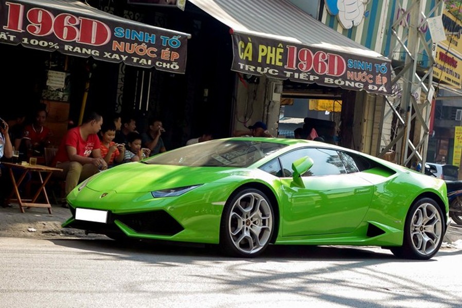  Siêu xe Lamborghini Huracan thứ 5 mà xanh độc đáo này được nhập về Việt Nam từ tháng 10/2015. Tuy nhiên trong quãng thời gian này, chiếc xe ít được đem ra đường mà chủ yếu nằm trong showroom "chờ khách".