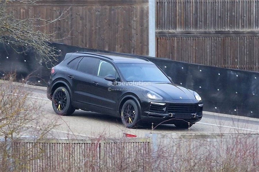 Lần đầu tiên mẫu SUV cỡ lớn  Cayenne phiên bản 2018 của Porsche bất ngờ bị phóng viên "chộp" được khi đang chay trên đường thử.