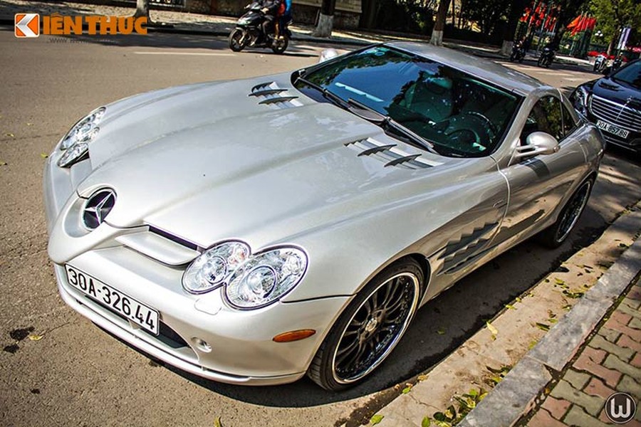 Bên cạnh dàn siêu xe phong phú của "dân chơi xe" Việt Nam như Ferrari, Lamborghini, Maserati ... thì siêu xe  Mercedes-Benz SLR McLaren vừa bị bắt gặp tại Hà Nội lại là siêu xe "hàng hiếm, độc nhất vô nhị".