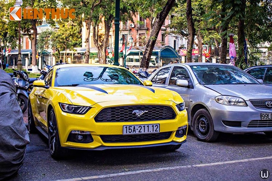 Chiếc xe thể thao  Ford Mustang 2015 cập cảng Việt Nam vào tháng 9/2015 với màu vàng nổi bật của đại gia Hải Phòng "toả sáng" trên đường phố Hà Nội bởi phong cách nổi bật, đậm chất cơ bắp Mỹ.