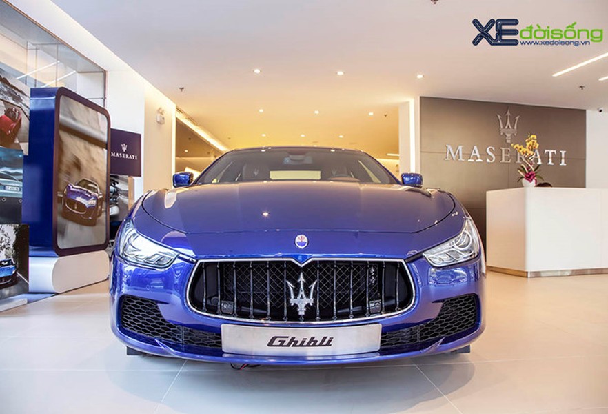 Phiên bản đặc biệt  Maserati Ghibli Zegna Edition vừa xuất hiện tại showroom Maserati Việt Nam ở TP.HCM cũng bắt mắt với ngoại thất xe màu dương Blu Emozione và trên cơ sở bản động cơ V6 330 mã lực.