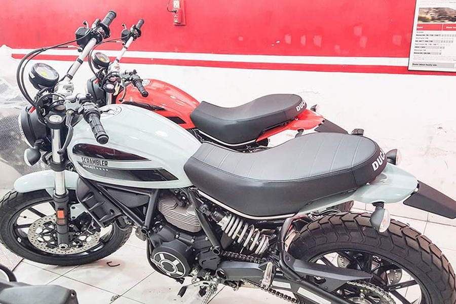 Mẫu xe phân khối nhỏ nhất và cũng là có giá mềm nhất gia đình Ducati, Scrambler Sixty2 2016 vừa được nhập khẩu về đại lý của Ducati tại Việt Nam. Được biết, mẫu xe này sẽ là tâm điểm của triển lãm xe máy đầu tiên tại Việt Nam diễn ra trong tháng 4/2016 tới.