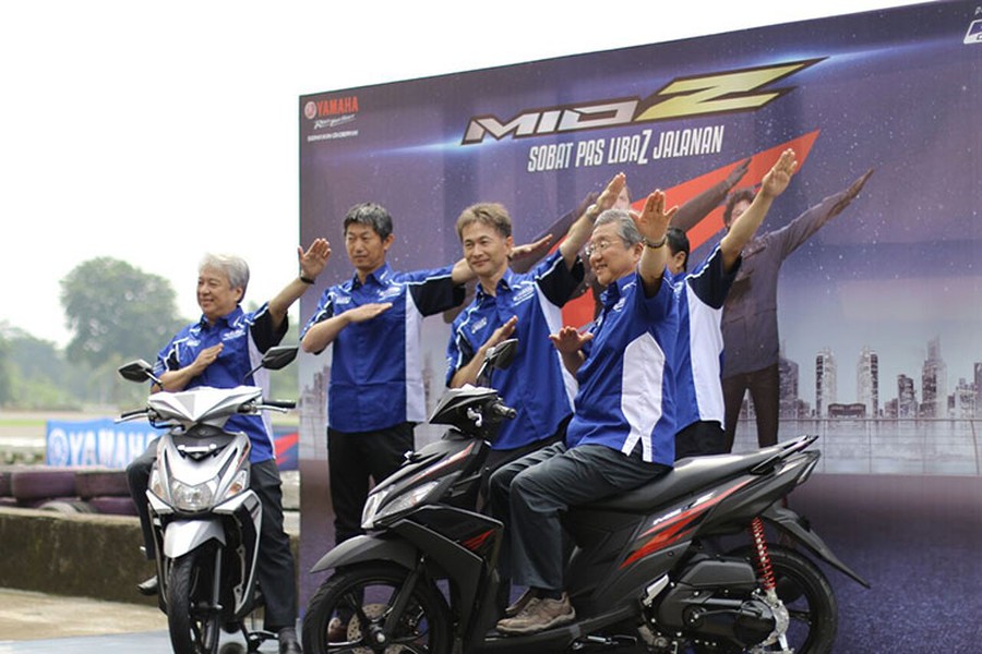 Mẫu xe tay ga Yamaha Mio Z vừa được hãng xe Nhật Bản giới thiệu tại thị trường Indonesia với 2 màu sắc trắng và đen nhám. Xe với thiết kế thể thao hướng đến những khách hàng là nam giới trẻ.