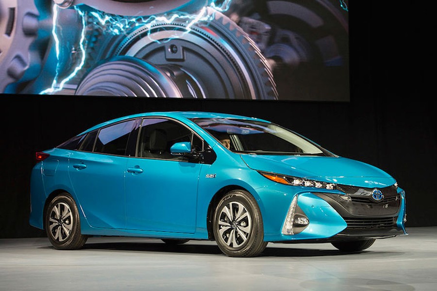 Với động cơ "xanh" plug-in hybrid mới, T oyota Prius Prime có thể chạy được quãng đường 35km chỉ với điện lưu trữ trong ắc-quy. Bên cạnh đó, hàng loạt các thay đổi về ngoại hình cũng như trang thiết bị sẽ làm thay đổi cách nhìn về Prius Prime 2016.