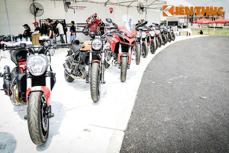 Chương trình Đào tạo lái xe an toàn Ducati Riding Experience 2016 với hai cấp độ Cơ bản (Intro) và Nâng cao (Precision) vừa được tổ chức tại đường đua HappyLand, Long An với sự hướng dẫn của các chuyên gia Ducati - cùng với những mẫu xe mới nhất của hãng tại Việt Nam.