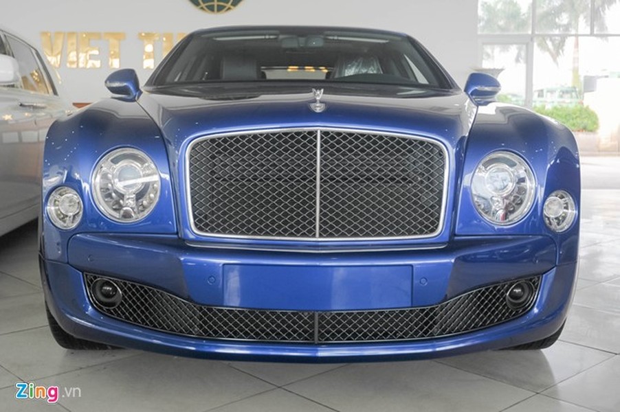 Tại thị trường Việt Nam, những chiếc xe Bentley xuất hiện trên đường khá nhiều, với nhiều model khác nhau, chủ yếu là xe được nhập khẩu không chính hãng. Tuy nhiên, màu xanh dương mà chiếc  Bently Mulsanne Speed này sở hữu lại là hàng độc.