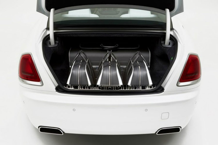 Tại thị trường Mỹ, bộ hành lý độc quyền dành cho siêu xe sang  Rolls-Royce Wraith có tên “Wraith Luggage Collection” được niêm yết với mức giá "khủng" - 45.858 USD (tương đương hơn 1 tỷ đồng).