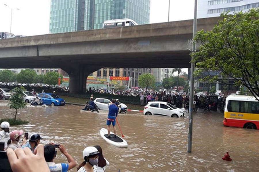 Chỉ sau trận mưa lớn kéo dài nhiều giờ đêm ngày 24/5, giao thông Thủ đô Hà Nội sáng hôm nay bỗng trở thành "sông" bởi có nhiều tuyến đường ngập lớn. Sau cơn mưa, hàng trăm phương tiện giao thông - đặc biệt là  ôtô "chết lâm sàng" do ngập nước.