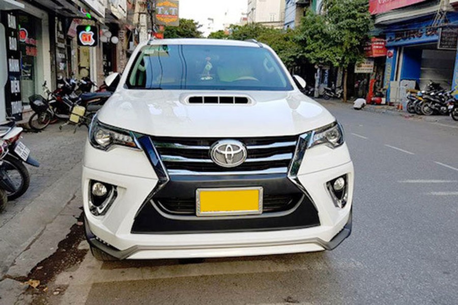 Mới đây, trên mạng xã hội đã lan truyền một số bức hình chụp chiếc  Toyota Fortuner 2017 thế hệ mới xuất hiện tại Nam Định. Những hình ảnh này ngay lập tức gây sự chú ý bởi Fortuner 2017 vẫn chưa định giá cũng như chốt ngày ra mắt Việt Nam. Ngoài ra, sự độc đáo của chiếc xe này đến từ phong cách độ Lexus LX570 mà nó sở hữu.