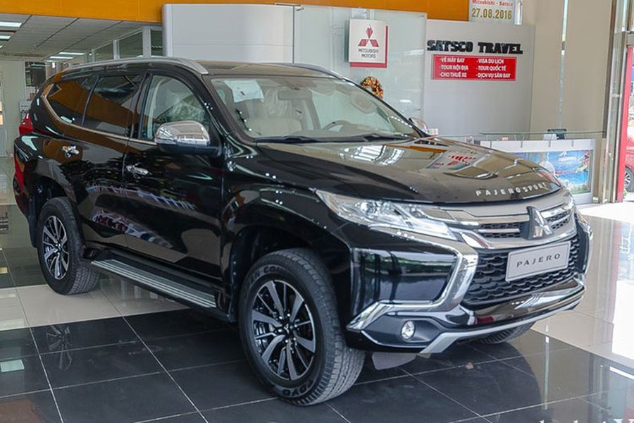 Sau Vietnam Motor Show 2016,  Mitsubishi Pajero Sport 2017 đã "nhanh chân" Toyota Fortuner 2017 đôi chút khi đã chính thức chốt giá bán và âm thầm có mặt tại đại lý của Mitsubishi. Đối thủ của Fortuner 2017 bao gồm hai phiên bản được nhập nguyên chiếc từ Thái Lan.