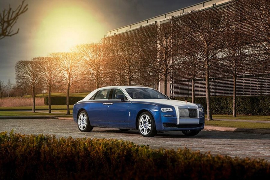 “Bóng ma”  Rolls-Royce Ghost Mysore sở hữu trục cơ sở kéo dài được thương hiệu xe siêu sang tạo ra từ chương trình cá tính hóa với biểu tượng “Chim Công”- biểu tượng của sự thành công và chỉ có 3 chiếc dành riêng cho những tay chơi quyền quý tại Abu Dhabi.