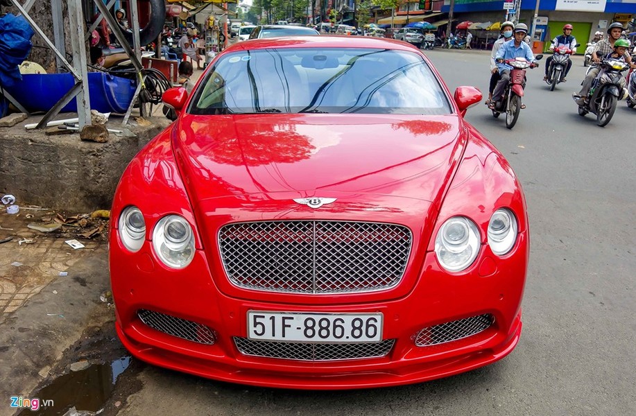  Bentley Continental GT là mẫu xe sang trọng, hai cửa, bốn chỗ ngồi, được sản xuất từ năm 2003. Số lượng xe loại này tại Việt Nam lên tới hàng chục chiếc, tuy nhiên chủ yếu mang màu đen, màu đỏ khá hiếm.