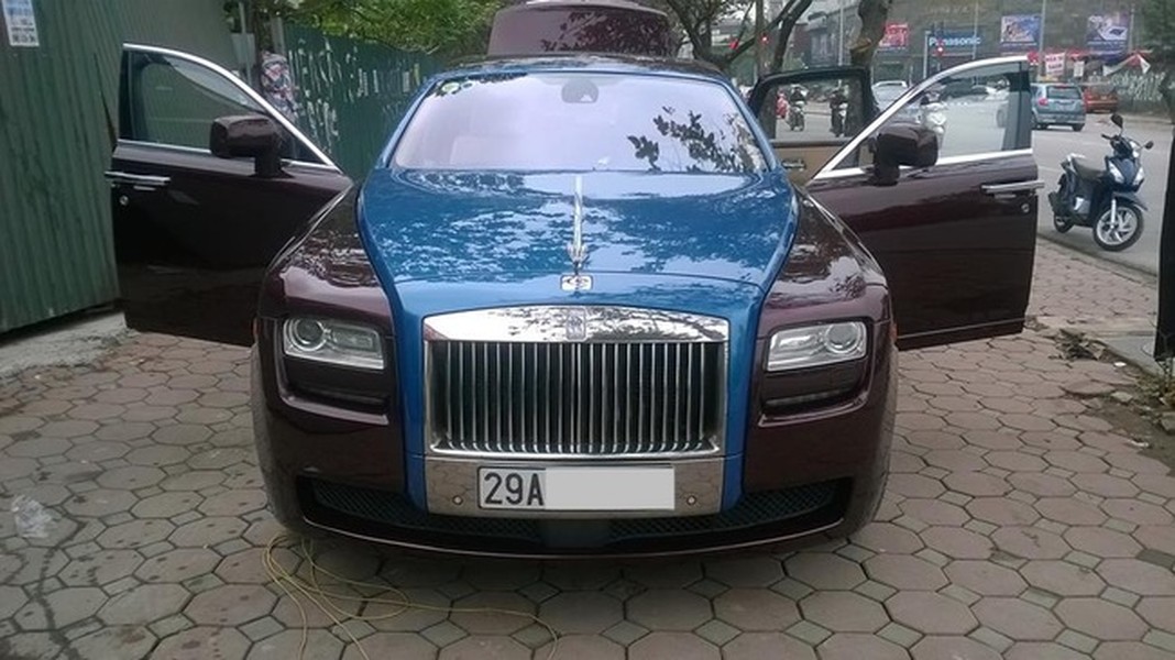 Được biết, chiếc siêu xe sang  Rolls-Royce Ghost này thuộc quyền sở hữu của một đại gia Hà thành với màu ngoại thất nguyên bản đen bóng. Mới đây, chiếc xe này đã được đổi sang màu đỏ mận bằng cách sơn trực tiếp lên ngoại thất. Để tạo điểm nhấn, đại gia này còn dán thêm đề-can màu xanh lên nắp capô của chiếc xe.