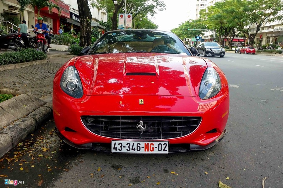  Tiếng tăm của  siêu xe Ferrari California từng rất lẫy lừng. Sau nhiều tháng đặt hàng từ Mỹ, cuối năm 2010, siêu xe Ferrari California này đã cập cảng Hải Phòng và nhanh chóng được vận chuyển lên Hà Nội ở với chủ nhân là thiếu gia Đỗ Bình Dương (biệt danh Dương Kon). Đây cũng chính là chiếc Ferrari California thứ ba tại Việt Nam