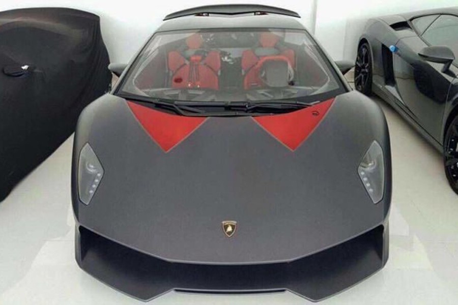  Lamborghini Sesto Elemento là mẫu siêu xe đỉnh cao chỉ được sản xuất đúng 20 chiếc trên toàn thế giới và đi kèm mức giá bán chính hãng khoảng 2,2 triệu đô la. Cũng chính vì thế mà rất nhiều nhà sưu tập trên toàn thế giới quyết tâm chi ra số tiền cao hơn mức giá xuất xưởng để có sự phục vụ của "siêu bò" cực hiếm và đắt đỏ này.