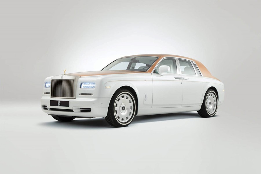 Chiếc  siêu xe sang Roll-Royce đầu tiên là mẫu Phantom được lấy cảm hứng từ nhà thờ hồi giáo nổi tiếng Sheikh Zayed (tọa lạc ở Abu Dhabi, thủ đô Các Tiểu vương quốc Ả Rập thống nhất). Thân xe được phối hai màu vàng và trắng giống như sơn tường của nhà thờ.