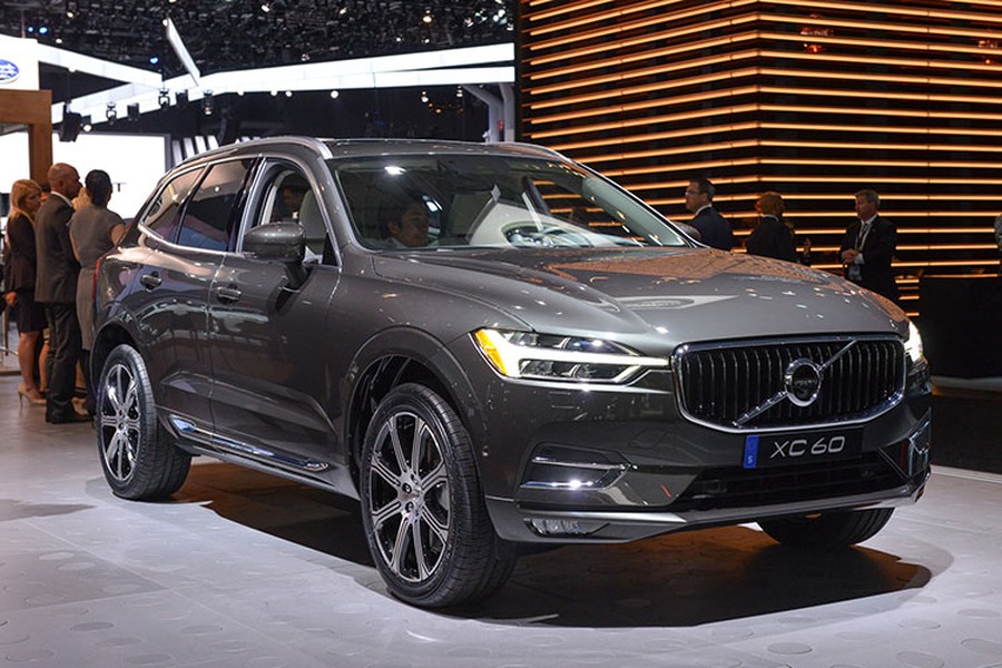 Sau khi trình làng chính thức trong triển lãm Geneva 2017 vừa qua, mẫu crossover cao cấp  Volvo XC60 2018 mới đã được công bố giá bán tại thị trường Mỹ. Theo đó, Volvo XC60 2018 sẽ có giá dao động từ 42.495 - 57.695 USD (965 triệu đến 1,31 tỷ đồng. Nếu được bổ sung đầy đủ các trang bị tùy chọn, Volvo XC60 2018 sẽ có giá lên đến 69.490 USD (tương đương 1,57 tỷ đồng).  