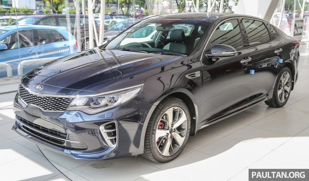 Về mặt thiết kế,  Kia Optima GT 2017 mới tại Malaysia không có nhiều khác biệt so với mẫu xe tại Việt Nam. Xe vẫn có kích thước dài x rộng x cao lần lượt là 4.855 x 1.860 x 1.465 mm, chiều dài cơ sở 2.805 mm. Với thông số này thì Optima ngang tầm với các mẫu xe như Hyundai Sonata, Toyota Camry hay Honda Accord.