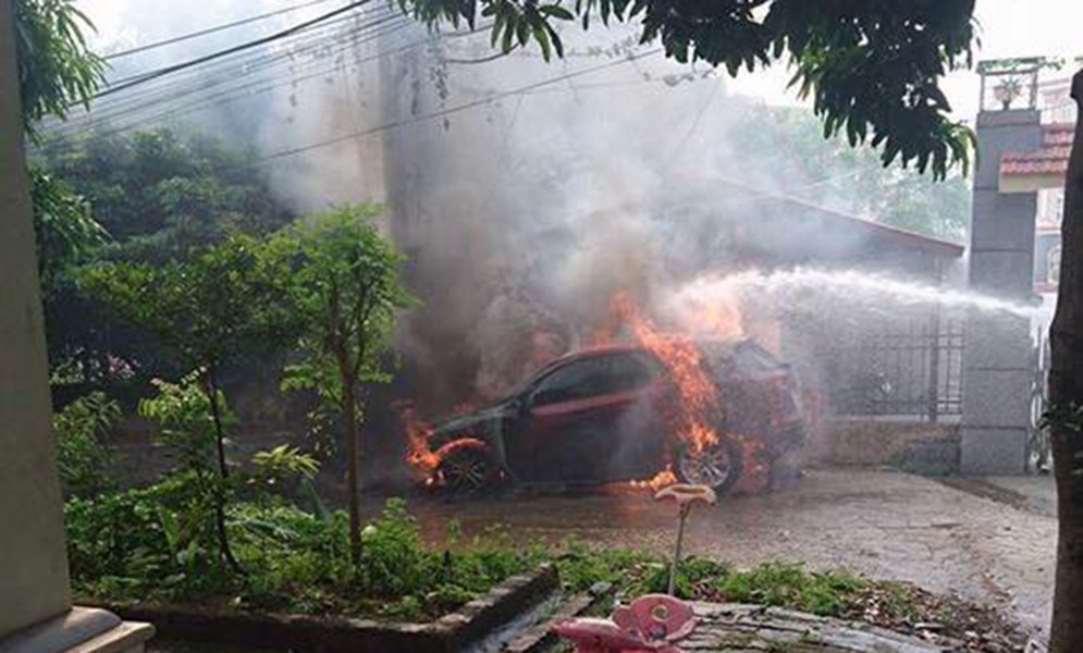 Ngày 30/5/2017, trên mạng xã hội đã lan truyền hình ảnh một chiếc  xe ôtô Mazda CX-5 mang biển kiểm soát 29A của Hà Nội bốc cháy ngùn ngụt tại địa phận thành phố Việt Trì, tỉnh Phú Thọ. Theo một số nguồn tin ban đầu, sự việc xảy ra vào khoảng 7h40 sáng nay tại khu dân cư Mai Sơn 1, phường Tiên Cát, thành phố Việt Trì.