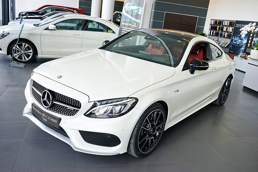 Với những ai không đủ tài chính để mua chiếc C63 AMG, Mercedes-Benz sẽ mang đến lựa chọn C43 AMG với giá thấp hơn. Tất nhiên, sức mạnh của mẫu xe này không thể so sánh được với người anh em của mình. Về thiết kế,  Mercedes C43 AMG Coupe phiên bản 2017 mới có ngoại hình không khác nhiều so với người tiền nhiệm C63 Coupe.