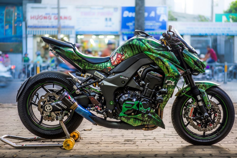 Đây là mẫu naked-bike nổi tiếng của thuong hiệu xe máy Kawasaki mang cái tên Z1000. Mẫu  xe môtô Kawasaki Z1000 này được độ dàn tem và gắn nhiều đồ chơi, thuộc sở hữu của một biker ở TP HCM.