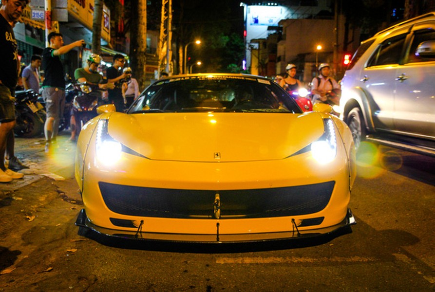 Vào tối ngày 29/6/2017 vừa qua, chiếc  siêu xe Ferrari 458 Italia độ Liberty Walk đầu tiên tại Việt Nam đã chính thức xuất xưởng. Như vậy, chỉ sau hơn 2 ngày thi công - ông Wataru Kato, CEO của hãng độ Liberty Walk cùng những cộng sự của mình đã hoàn thành bản độ cho chiếc Ferrari 458 Italia tại thị trường Việt Nam.