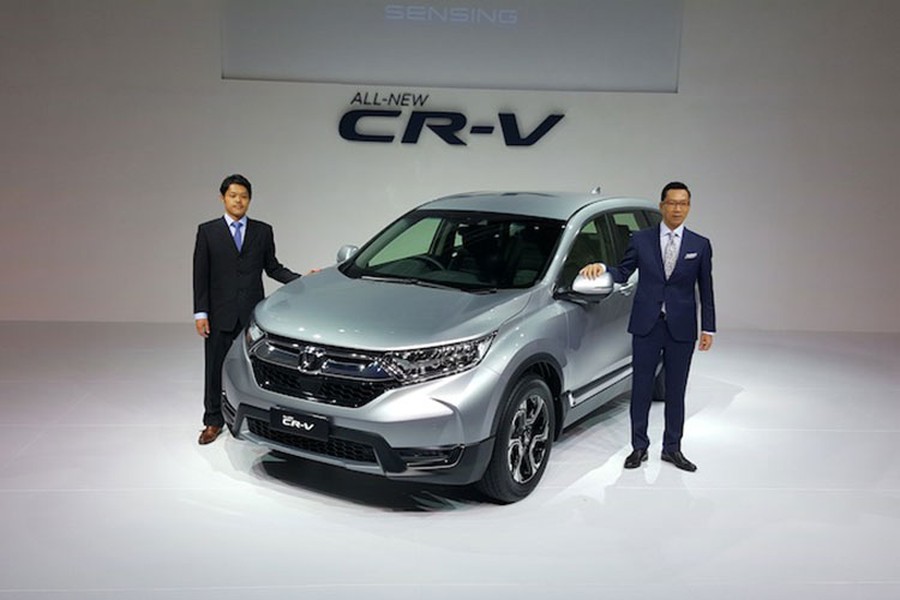 Sau 1 tuần hãng xe ôtô Honda giới thiệu dòng crossover 5 chỗ CR-V thế hệ mới với khách hàng Malaysia. Ngay sau khi ra mắt, mẫu  xe Honda CR-V 2017 đã "bán chạy như tôm tươi" với 1.400 đơn đặt mua. Con số này gấp đôi doanh số mục tiêu một tháng của CR-V 2017 tại Malaysia.