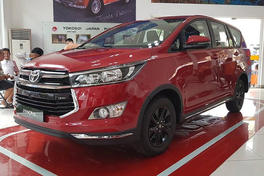 Đầu tháng 11 vừa qua, Toyota Việt Nam đã chính thức giới thiệu mẫu xe đa dụng Innova phiên bản cải tiến 2017, trang bị thêm tính năng an toàn nhưng giảm giá bán cho 3 phiên bản hiện có. Cùng với đó là việc bổ sung thêm 2 phiên bản mới là mẫu  xe ôtô Toyota Venturer 2.0 và 2.0 J.