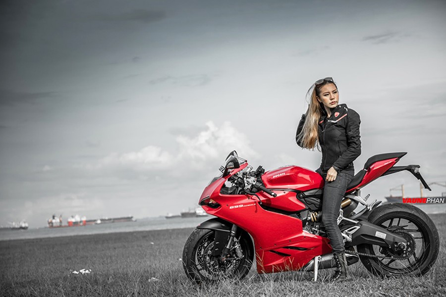 Nhân vật chính trong bài viết này là Vaune Phan - cô nàng hot girl cầm lái chiếc siêu  môtô Ducati 899 Panigale. Đây là một nữ biker xinh đẹp, khá nổi tiếng trong giới chơi xe môtô phân khối lớn tại Singapore. Hiện trang cá nhân Facebook của cô thu hút hàng chục nghìn lượt người theo dõi.