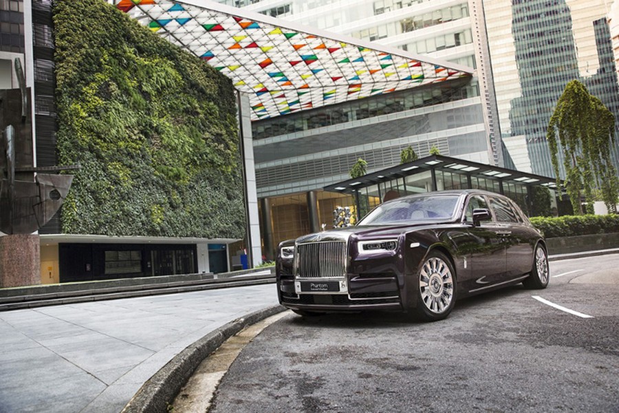  Siêu xe sang Rolls-Royce Phantom VIII mới đây đã xuất sắc giành giải “Xe siêu sang của năm 2018 - Luxury car of the year". Đặt cho Phantom với tên gọi là “Chiếc xe siêu sang của năm 2018”, tạp chí Top Gear đã viết: “Đối với một chiếc xe có kích thước và trọng lượng lớn, Phantom yên tĩnh gần như một buồng cách âm”.