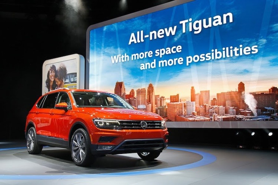 Thương hiệu ôtô Volkswagen tại Việt Nam (VW) vừa chính thức công bố giới thiệu mẫu xe Tiguan Allspace 2018, đây là chiếc SUV 7 chỗ hoàn toàn mới tại Việt Nam. Cụ thể mẫu  xe Volkswagen Tiguan Allspace phiên bản mới này sẽ có mức giá bán ra 1.699 tỷ đồng (đã bao gồm VAT).