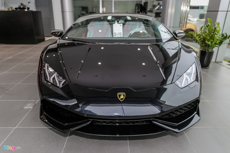 Ra mắt tại triển lãm Geneva từ năm 2014, tuy nhiên số lượng Lamborghini  Huracan LP610-4 về Việt Nam không nhiều. Đây là siêu xe đầu tiên mang màu sơn đen bóng được đưa về, trong khi màu đỏ và màu xanh lam đã về nước từ tháng 10.