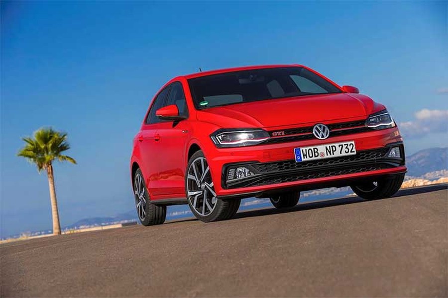 Mẫu xe Volkswagen Golf GTI được coi là "người tiên phong" mở ra phân khúc hatchback giá rẻ hiệu năng cao - "hot hatch". Tuy nhiên, dòng hatchback hạng B  Polo của Volkswagen cũng đã có các phiên bản thể thao đầu tiên từ thế hệ thứ 2, sau đó là bản GTI kể từ thế hệ thứ 3 tới nay.