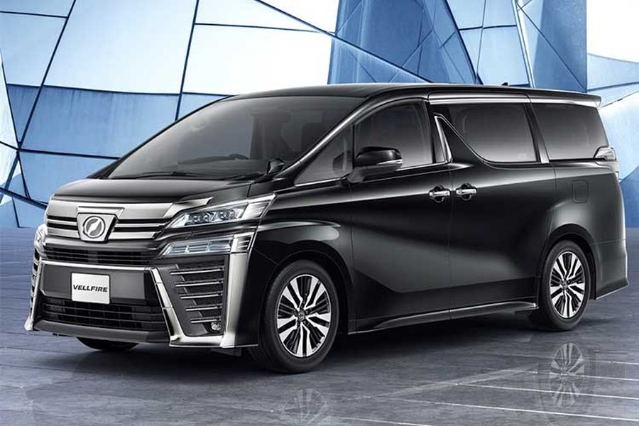 So với thế hệ người tiền nhiệm, thiết kế của mẫu  xe Toyota Vellfire 2018 được hãng xe Nhật Bản chăm chút lại trở nên đẹp mắt hơn. Dựa trên dòng xe MPV cao cấp cùng hãng Alphard, Toyota Vellfire sở hữu thiết kế khỏe khoắn hơn, nội thất sang trọng và giá bán rẻ hơn Alphard. 