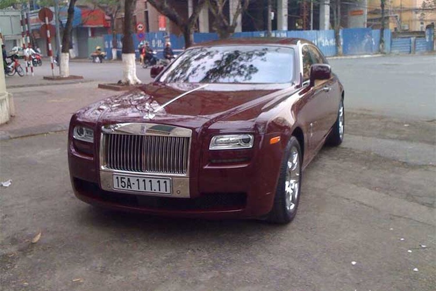 Năm 2009, hãng xe sang Anh quốc Rolls-Royce đã phát triển một mẫu xe hoàn toàn mới đặt sau “đàn anh” Phantom, đó chính là mẫu Ghost. Sang năm 2010, thế giới siêu sang đã tận mắt chiêm ngưỡng chiếc  xe sang Rolls-Royce Ghost thế hệ đầu tiên được tạo ta theo phong cách cá nhân hóa "bespoke" tại kỳ triển lẫm Paris Motor Show. 