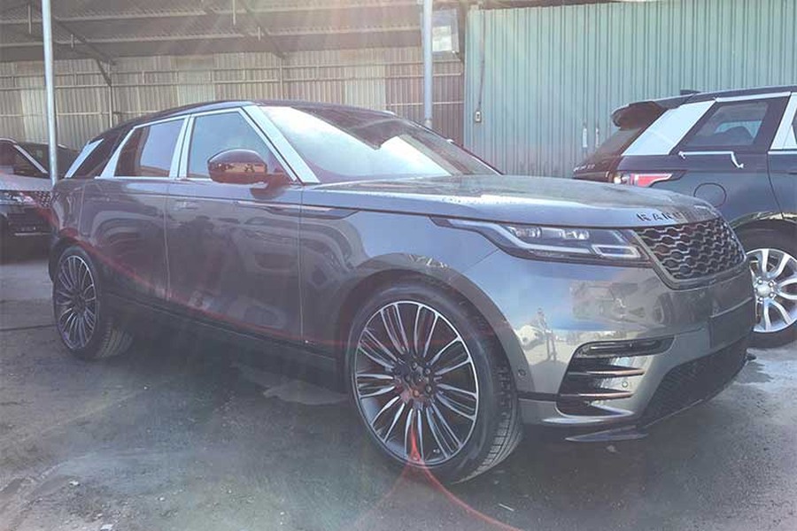 Một trong số 500 chiếc xe SUV hạng sang Land Rover  Range Rover Velar First Edition đã được đưa về thị trường ôtô Việt Nam dưới dạng nhập khẩu chính hãng. Đây là phiên bản chỉ được sản xuất giới hạn, được phát triển dựa trên bản cao cấp nhất của thương hiệu xe Anh quốc.