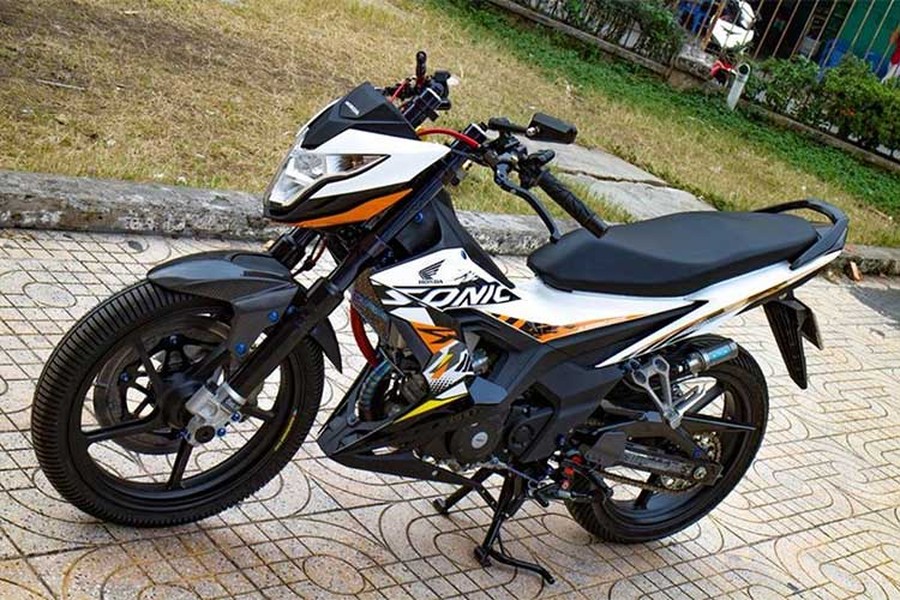 Mẫu  xe máy Honda Sonic 150R là phiên bản nối tiếp thành công của thế hệ Hyper-Underbone Sonic 150 trước đây. Sở hữu thiết kế thể thao, góc cạnh, tư thế lái đậm chất Racing cùng động cơ DOHC mạnh mẽ chính là những yếu tố quyết định sự thành công của mẫu xe này.