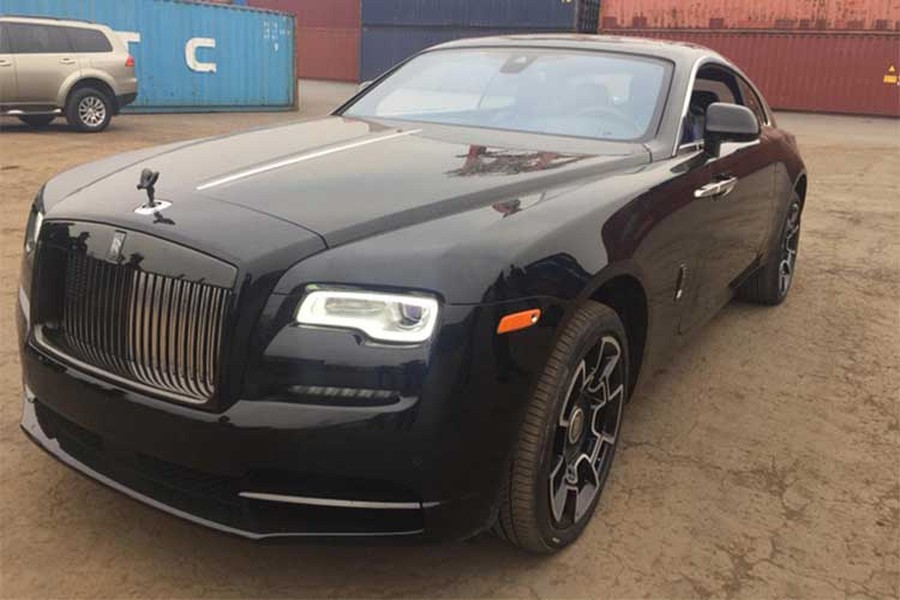 Gần 2 năm sau khi được giới thiệu ra thị trường toàn cầu, đến nay chiếc siêu xe sang  Rolls-Royce Wraith Black Badge đầu tiên mới đặt chân đến thị trường Việt Nam. Hiện tại vẫn chưa rõ chiếc xe sang này được đưa về theo dạng nhập khẩu chính hãng, hay từ phía nhập khẩu tư nhân.