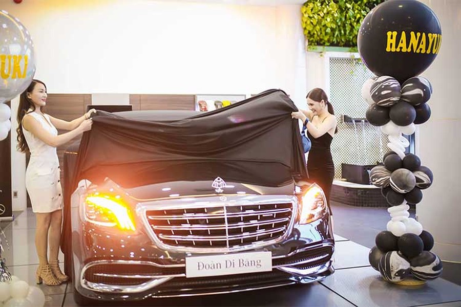 Được biết, đây là nữ doanh nhân đầu tiên tậu chiếc  xe sang Mercedes-Maybach S450 4Matic 2018 màu xanh lục bảo tại Việt Nam. Đây cũng là phiên bản thấp nhất trong dòng sản phẩm xe siêu sang Mercedes-Maybach của S-Class 2018 sắp được giới thiệu ra thị trường trong năm nay.