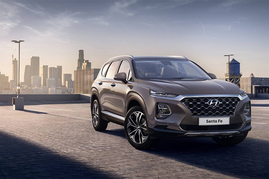 Sau khi được "nhá hàng" và mới đây đã lăn bánh tại Hàn Quốc,  Hyundai Santa Fe 2019 đã chính thức được công bố những hình ảnh mới nhất đến giới truyền thông. SUV SantaFe 2019 hoàn toàn mới sẽ xuất hiện tại triển lãm Geneva Motor Show 2018 sau đó sẽ đến tay khách hàng.