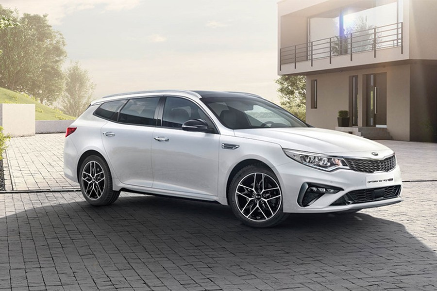 Mẫu  xe Kia Optima 2019 tại thị trường châu Âu vừa chính thức được ra mắt. Xe sẽ có hai tùy chọn sedan 4 cửa và wagon 5 cửa. Mẫu xe này được hãng xe Hàn Quốc nâng cấp sau 2 năm xâm nhập thị trường châu Âu, nơi rất ưa chuộng các dòng xe Wagon.