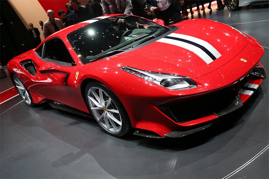 Đây là lần đầu tiên hãng xe Ý mang chiếc  siêu xe Ferrari 488 Pista ra mắt trên toàn thế giới. So với 488 GTB tiêu chuẩn, Ferrari 488 Pista nhẹ hơn 90 kg, khối lượng khô của xe chỉ dừng ở 1.280 kg. Bên cạnh đó, 488 Pista đã được cải tiến triệt để về hiệu quả khí động học, lấy cảm hứng từ 488 GTE hay xe đua F1.