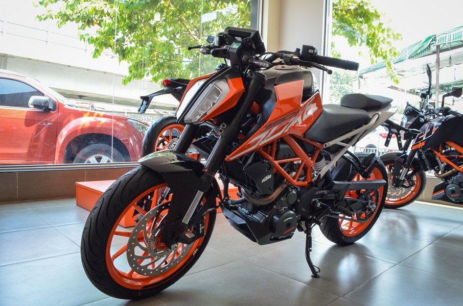  KTM 390 Duke 2018 vừa về Việt Nam theo dạng nhập khẩu chính hãng. Ngoại hình xe lột xác so với phiên bản cũ, hiện đại và mạnh mẽ hơn, thừa hưởng nhiều đường nét từ "đàn anh" 1290 Duke R. Khung sườn dạng ống thép sơn hai màu, màu cam sơn cho khung chính, còn màu trắng sơn cho khung phụ. Chiều dài trục cơ sở ngắn hơn 10 mm.