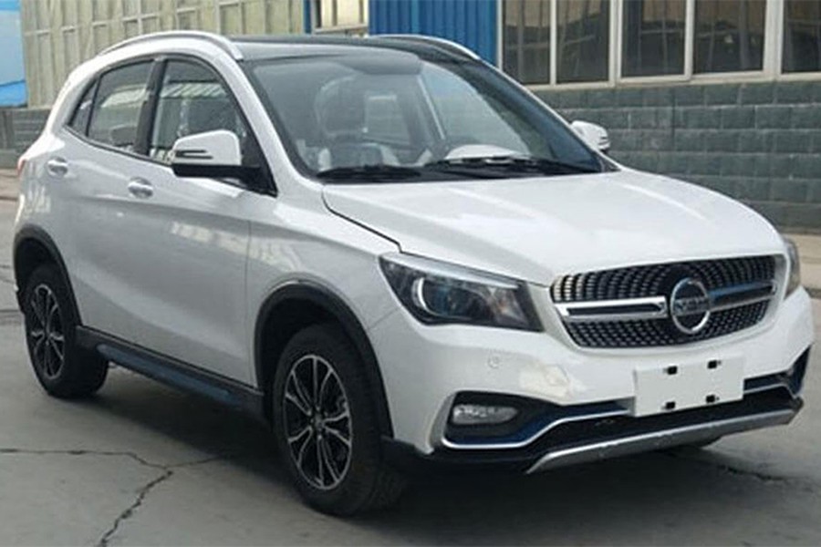  Xe nhái Mercedes-Benz GLA có tên đầy đủ là K-One. Nếu chỉ nhìn sơ, thật khó phân biệt chiếc xe này với nguyên bản GLA, bởi nó đã được "sao y" từ vóc dáng, thiết kế cụm đèn pha cho đến cụm gương chiếu hậu, đặc biệt là phần lưới tản nhiệt đặc trưng từ bộ ba W176 A-Class, CLA-Class và GLA-Class. Chiếc SUV được đặt trên bộ lốp 205/55 đi cùng la-zăng kích thước 16 inch.