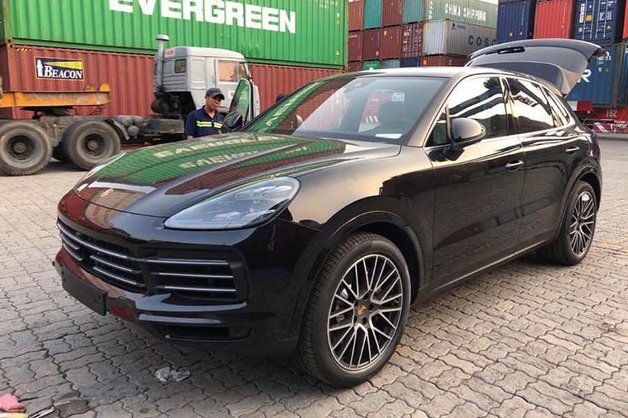 Chiếc SUV hạng sang  Porsche Cayenne S 2019 mới được nhập khẩu theo diện tư nhân vừa xuất hiện tại cảng Cát Lái, TP HCM. Qua những hình ảnh này, chiếc Cayenne S có màu đen và nội thất màu kem. Đây cũng được xem là chiếc Porsche Cayenne S 2019 đầu tiên xuất hiện tại Việt Nam. 