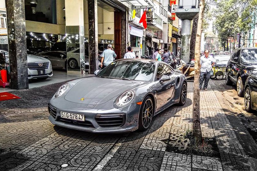 Thông tin về  siêu xe Porsche 911 Turbo S độc nhất Bình Dương được chủ nhân cho đi đăng ký biển số vào giữa tháng 3/2018 đã nhận không ít sự tò mò của cộng đồng mạng. Tuy nhiên, những hình ảnh mới nhất của mẫu xe thể thao cao cấp này sẽ khiến nhiều người bất ngờ.