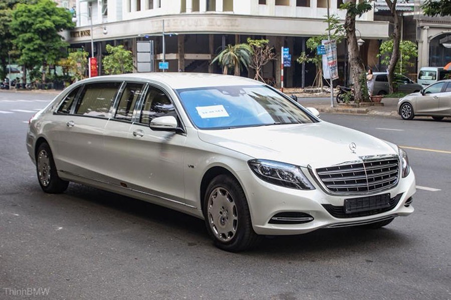 Với chiều dài lên đến 6,4 m, siêu xe sang  Mercedes-Maybach S600 Pullman lúc mới thông quan đã được vận chuyển trên xe chuyên dụng để đến một quán cà phê ở quận 7, TP HCM. Tuy nhiên, những hình ảnh gần đây đã cho thấy, chiếc xe siêu sang "khủng long" đã ra biển số và lăn bánh trên đường phố tại Sài Gòn.